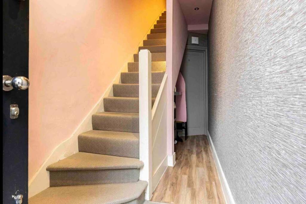 Modern Design 3brs 2f House Close To Victoria Pousada